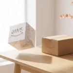 AWS-logo kubus van wit marmer zweeft boven houten bureau naast Amazon-pakket in minimalistisch Scandinavisch kantoor