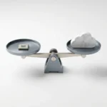 Stalen weegschaal met serverchip en marmeren cloudsymbool, symboliseert balans tussen on-premise en cloudopslag.