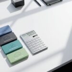 Kleurrijke cloudservice kaarten op modern bureau met rekenmachine die kostenbesparingen toont in minimalistische werkruimte