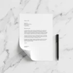 Contract document met zwarte pen op marmeren bureau, bovenaanzicht met natuurlijk licht en minimalistische compositie