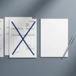 Twee facturen op wit bureau waarbij één wordt doorgestreept, vervangen door één document, met zilveren pen ernaast.