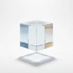 Doorzichtige glazen kubus zwevend in witte ruimte met blauwe en amber reflecties en geometrische schaduwen