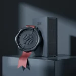 Gebarsten bedrijfsszegel in donkere was naast een IBM-serverrack, met een rode waarschuwingslint over het zegel op leisteen ondergrond.