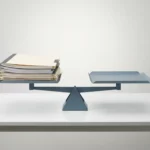 Evenwichtige weegschaal op wit bureau met IBM softwarelicentiedocumenten op één schaal, minimalistische stijl in leisteenblauw en ivoor.