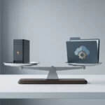Weegschaal op wit bureau met server aan één kant en open map aan de andere, symboliseert afweging tussen intern IT-beheer en externe expertise.