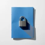 Stalen hangslot op een blauw juridisch contract, bovenaanzicht op wit bureau met geometrische schaduwen.