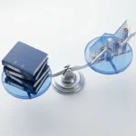 Analytische weegschaal met softwarelicentiedocumenten tegenover een kostengrafiek, symboliseert enterprise software kostenoptimalisatie.