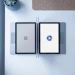 Twee laptops naast elkaar op wit bureau, één met Microsoft logo en één met Microsoft 365 pictogram