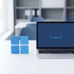 Microsoft 365 logo naast open zilveren laptop met inlogscherm op wit bureau, minimalistisch kantoor met natuurlijk licht