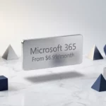 Microsoft 365 prijskaartje van geborsteld aluminium zwevend boven wit marmer met geometrische vormen in marineblauw en zilver