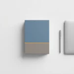 Microsoft 365 softwarebox op witte bureau met laptop en pen in minimalistische kantooropstelling