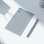 Microsoft-contract op wit bureau met zilveren pen, minimalistisch kantooromgeving met natuurlijk licht