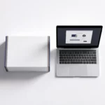 Witte bureauoppervlak met Microsoft Office softwarepakket naast laptop met abonnementsinterface, minimale compositie met zachte schaduwen