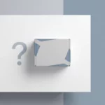 Microsoft Office doos op wit bureau met vraagteken schaduw, symboliseert onzekerheid over accountvereisten