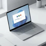 Laptop op wit bureau toont Microsoft Office installatievoortgangsbalk in minimalistische werkruimte