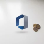 Microsoft Office applicatie-icoon zweeft boven wit bureau met stapel euromunten, zachte natuurlijke belichting