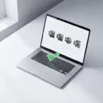 Laptop met Microsoft Office iconen op scherm en groen vinkje boven toetsenbord op wit bureau