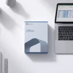 Microsoft Office-doos op wit bureau naast laptop met spreadsheet, natuurlijk licht van links, minimalistische werkruimte
