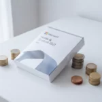 Microsoft Office software doos op wit bureau omringd door gestapelde euromuntjes in minimalistisch kantoor met natuurlijk licht