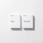 Twee Microsoft softwareboxen, Basic en Standard, symmetrisch geplaatst op wit bureau van bovenaf gefotografeerd