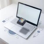 Microsoft-logoknop zweeft boven geopende laptop op minimalistische witte bureau met zachte schaduwen en geometrische vormen