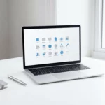 Laptop met Office 365 interface op wit bureau met pen en notitieboek in natuurlijk licht