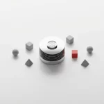 Oracle database cilinder in gepolijst chroom op wit bureau met geometrische vormen en rode accent in minimalistische compositie