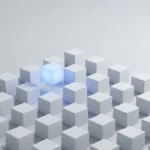 Witte geometrische kubussen in rijen op grijze ondergrond, één kubus verhoogd met zachte blauwe gloed