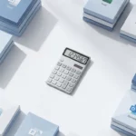 Moderne rekenmachine op wit bureau omringd door Microsoft Office productdozen in zachte blauwtinten
