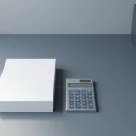 Stapel witte documenten naast een zilveren rekenmachine op een minimalistische desk, met een SAP-server op de achtergrond.