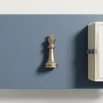 Schaakstuk koning naast stapel contractdocumenten op onderhandelingstafel, bovenaanzicht in leisteenblauw en goud.
