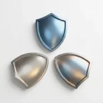 Drie gepolijste metalen schilden in driehoekige formatie op witte ondergrond met zachte schaduwen en reflecties