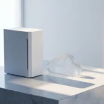 Witte servertoren naast glazen wolksculptuur op marmeren oppervlak met geometrische schaduwen en minimalistische compositie