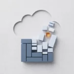 Gestapelde serverblokken die overgaan in een wolkvorm, met rasterlijnen die licentiëniveaus suggereren, in leisteenblauw en amber.