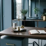 Precisieweegschaal met miniatuur serverrack en euromunten op executief bureau, symboliseert IT-kostenoptimalisatie.