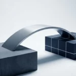 Gepolijste stalen brug verbindt verouderd platform met modern geometrisch oppervlak, symbool voor servermigratie, minimalistische witte omgeving.