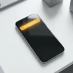 Smartphone met amber noodmelding op wit bureau, zachte schaduwen en natuurlijk licht