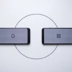 Twee identieke smartphones op wit bureau, één met Google logo, andere met Microsoft logo, verbonden door gebogen lijn