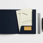 IBM softwarelicentiedocument open op wit bureau met stalen liniaal en zwarte pen voor compliance-review.