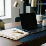 Nette bureauopstelling met softwarelicentiecertificaten, juridische documenten en vergrootglas naast een laptop in modern kantoor.