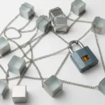 Verstrengelde zilveren kettingen verbinden enterprise software-knooppunten, één ketting vastgezet met een stalen slot, symboliseert verborgen aansprakelijkheid.
